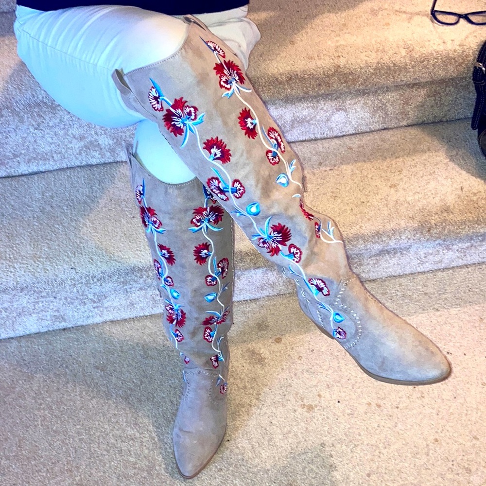 Beautiful over the knee Carlos Santana boots